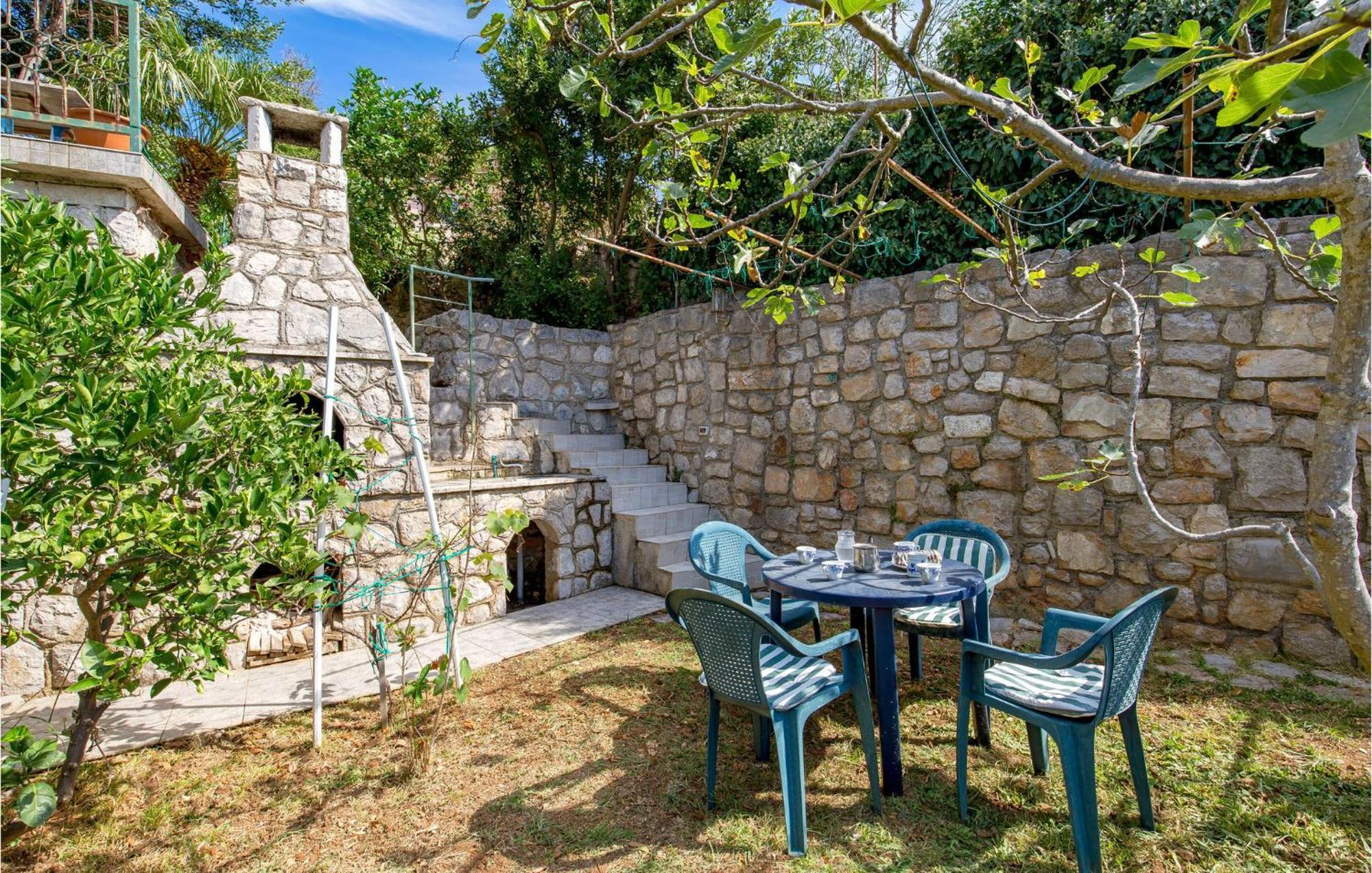 Lovely Apartment In Veli Losinj With Kitchen מראה חיצוני תמונה